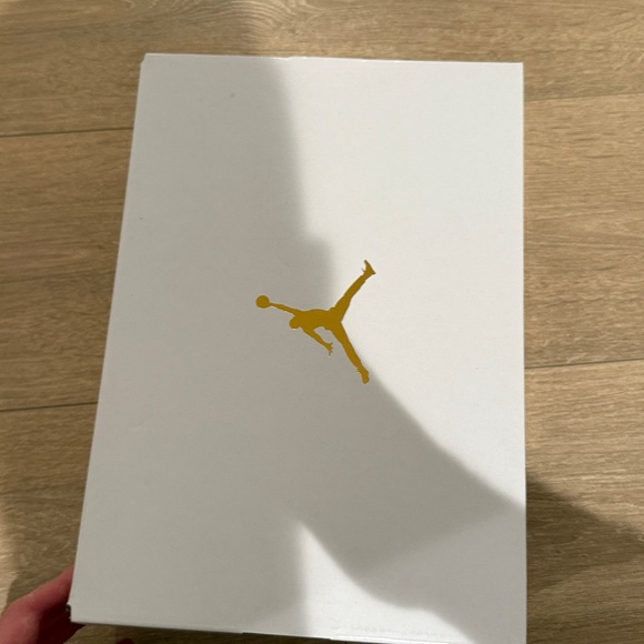 Air Jordan 1 Low Women’s 7.5 - Picture 2 of 4